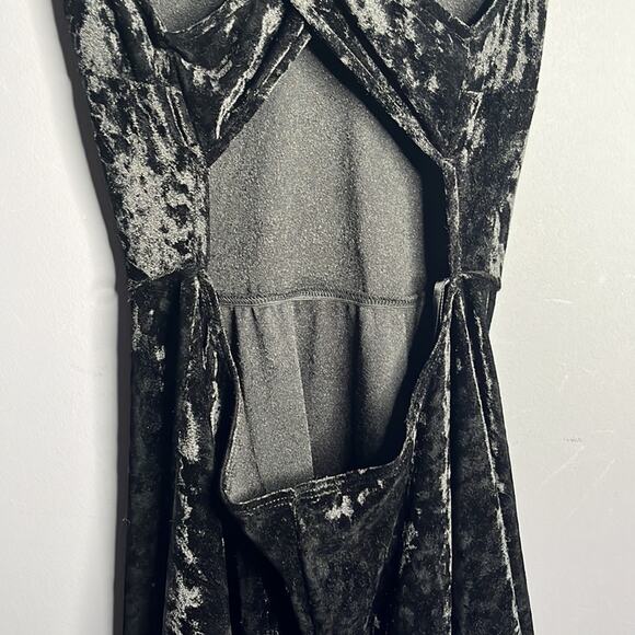 Lulu’s Black Velvet Strappy Fit and Flare Dress Size Medium - Picture 6 of 9